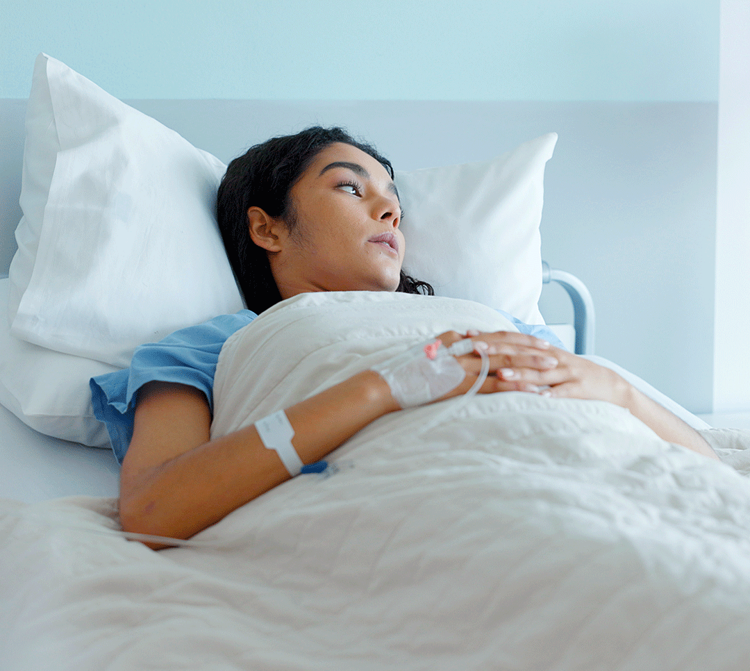 Adolescente deitada em leito hospitalar após tentativa de suicídio.